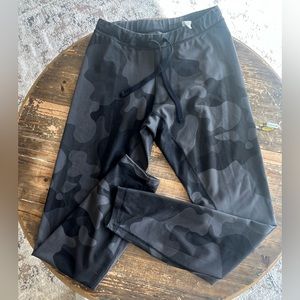 Alo Yoga joggers camo print L
Tie waist
28 waist not stretched 
30 inseam